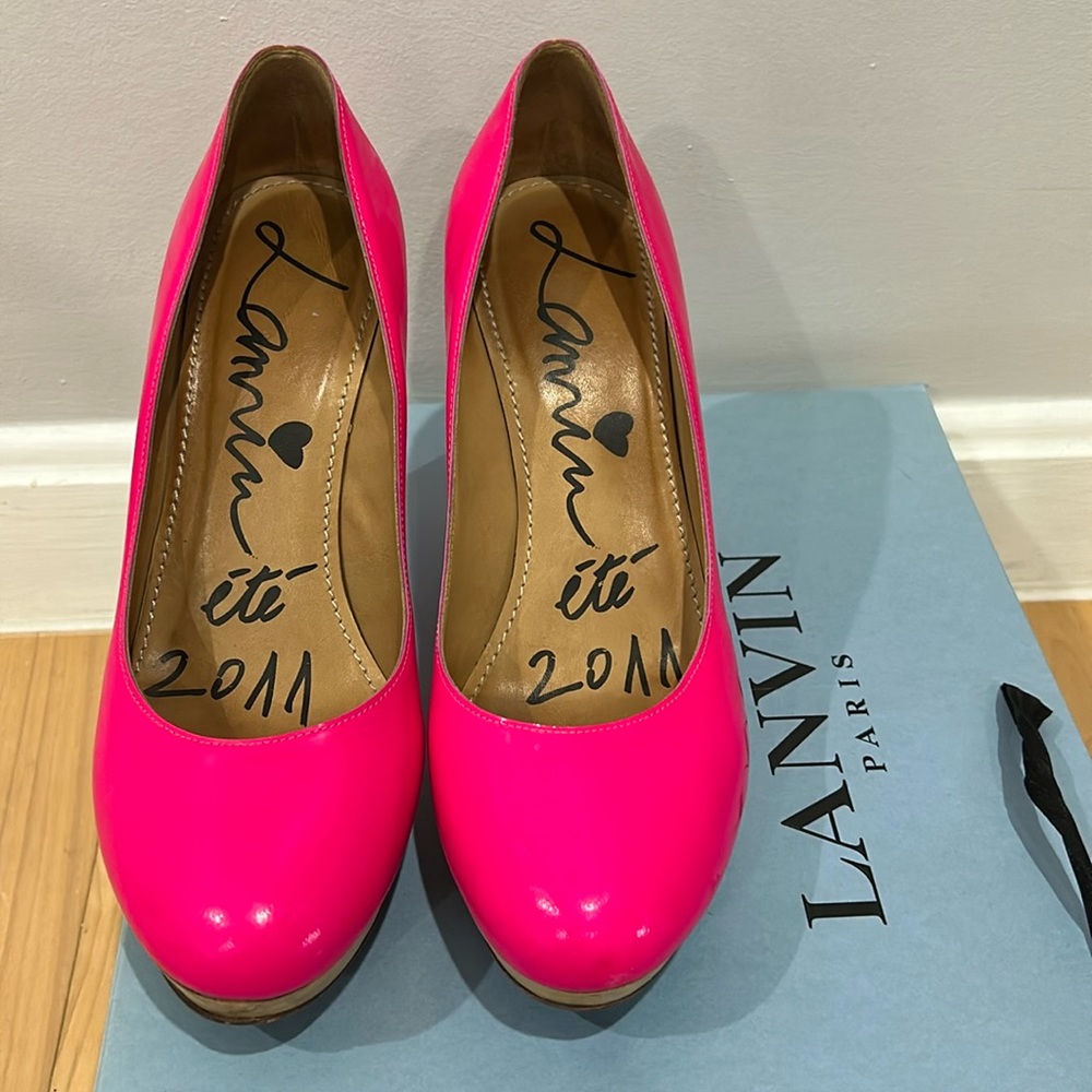 Lanvin fluorescent pink pump